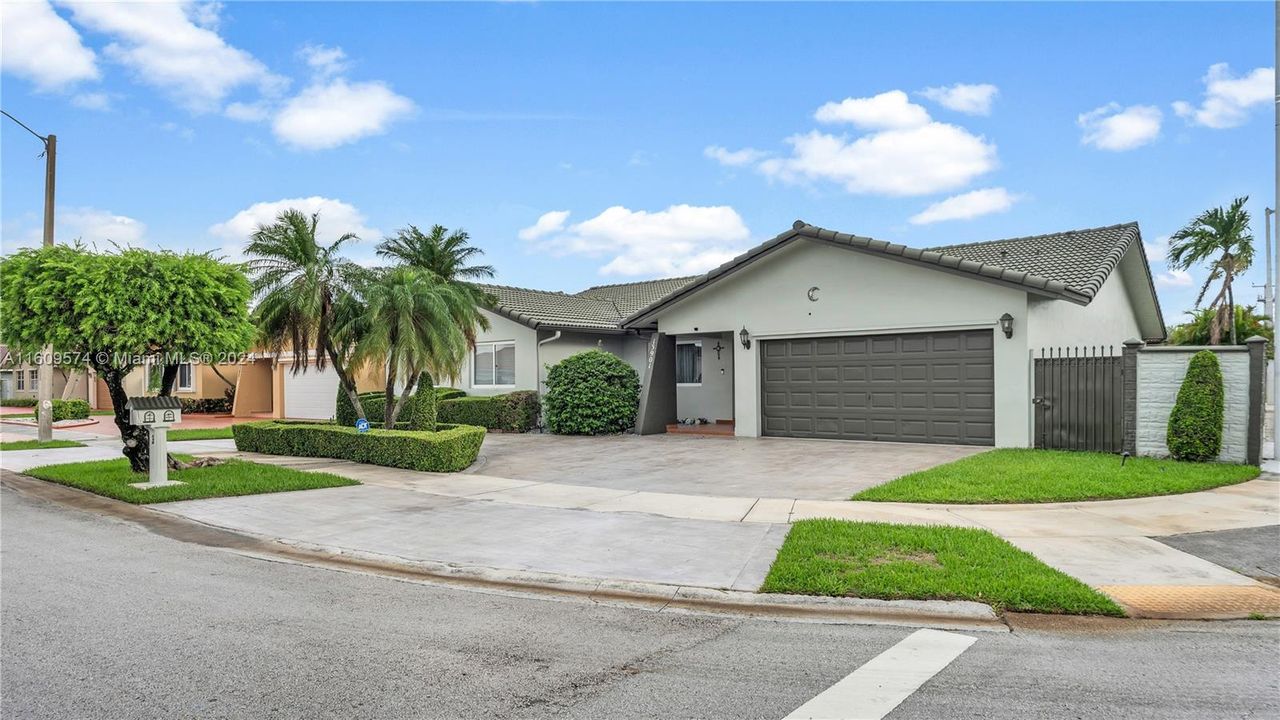 For Sale: $850,000 (4 beds, 2 baths, 2422 Square Feet)