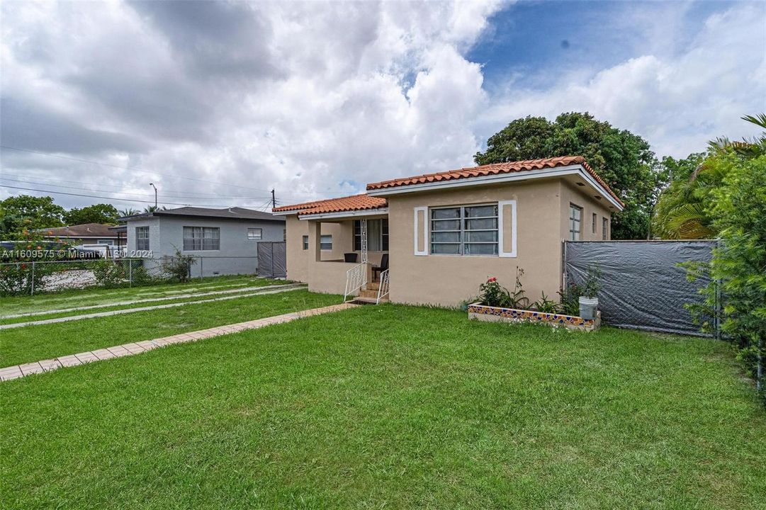 For Sale: $599,000 (3 beds, 2 baths, 830 Square Feet)