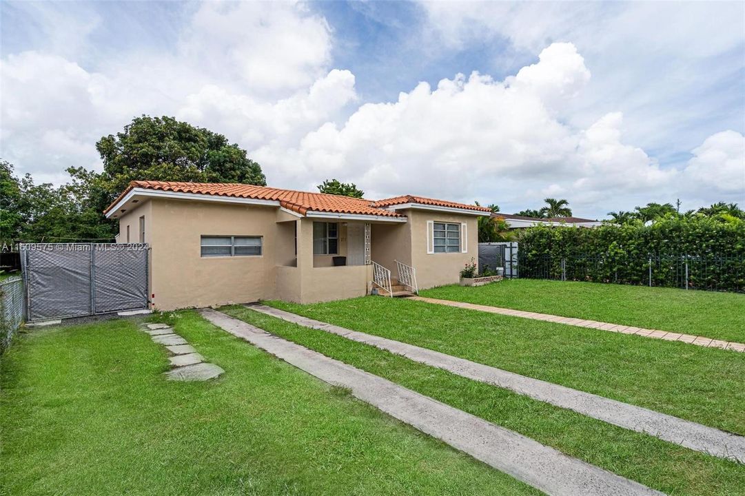 For Sale: $599,000 (3 beds, 2 baths, 830 Square Feet)