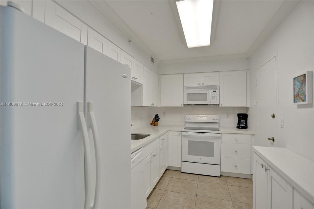 For Rent: $3,000 (1 beds, 1 baths, 835 Square Feet)
