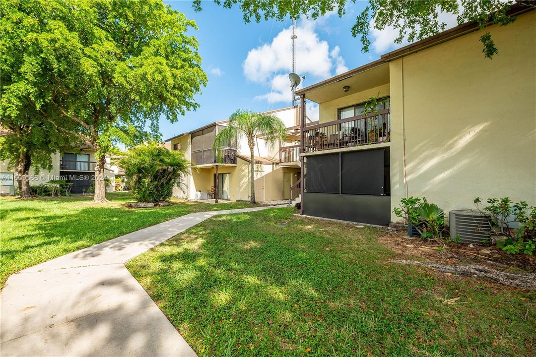 For Sale: $215,000 (2 beds, 2 baths, 816 Square Feet)