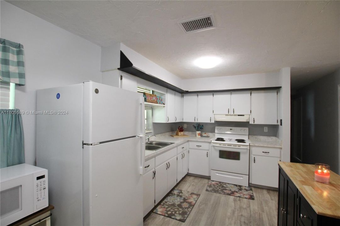 For Sale: $285,000 (4 beds, 1 baths, 1338 Square Feet)