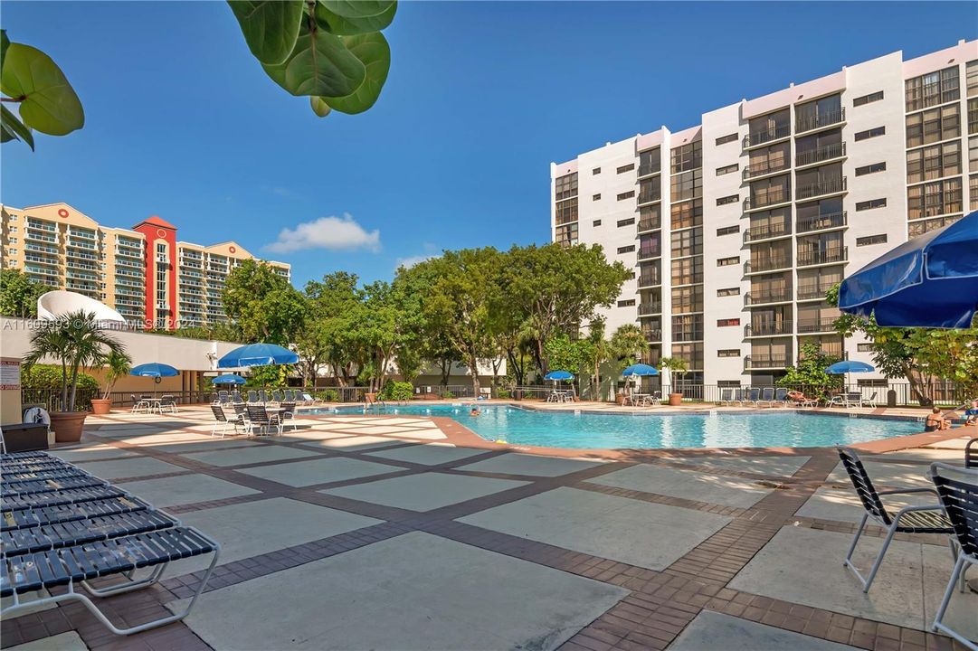 Active With Contract: $2,050 (1 beds, 1 baths, 640 Square Feet)