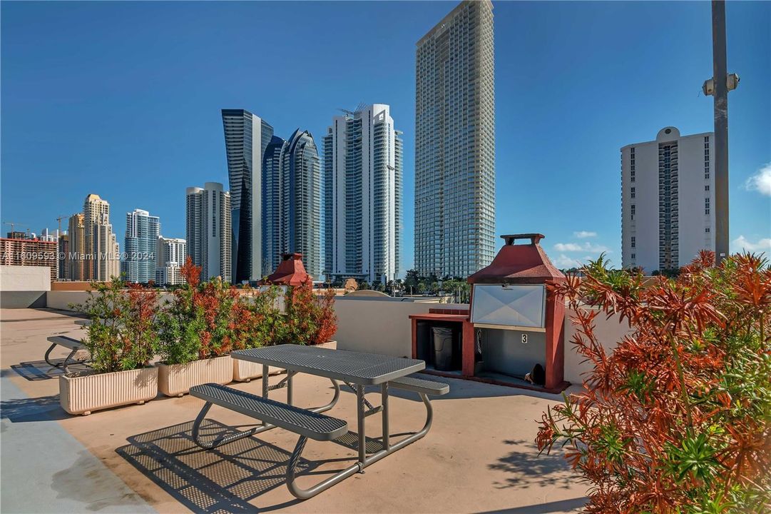 Active With Contract: $2,050 (1 beds, 1 baths, 640 Square Feet)