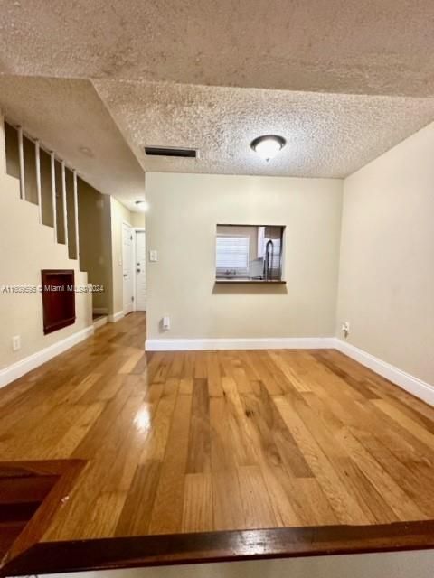 For Rent: $2,500 (2 beds, 1 baths, 1040 Square Feet)