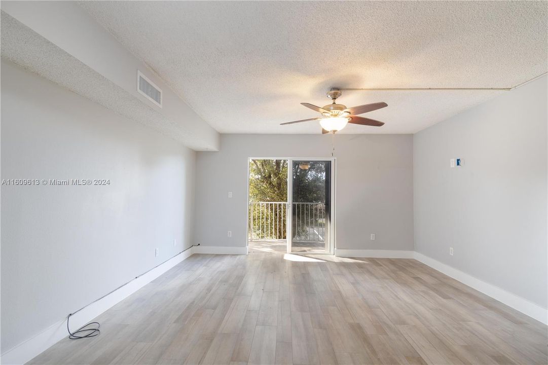 For Rent: $2,400 (2 beds, 1 baths, 1114 Square Feet)