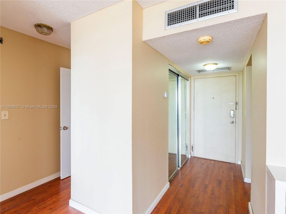 For Sale: $210,000 (1 beds, 1 baths, 855 Square Feet)