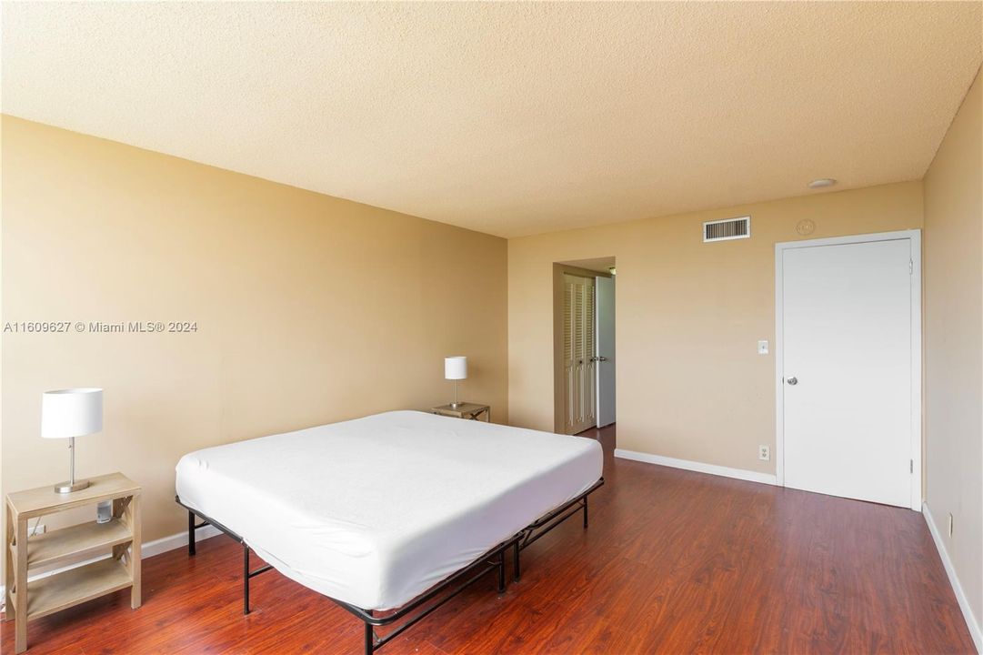 For Sale: $210,000 (1 beds, 1 baths, 855 Square Feet)