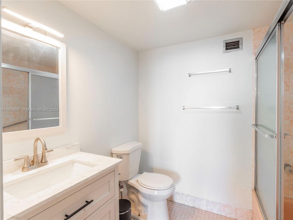 For Sale: $210,000 (1 beds, 1 baths, 855 Square Feet)