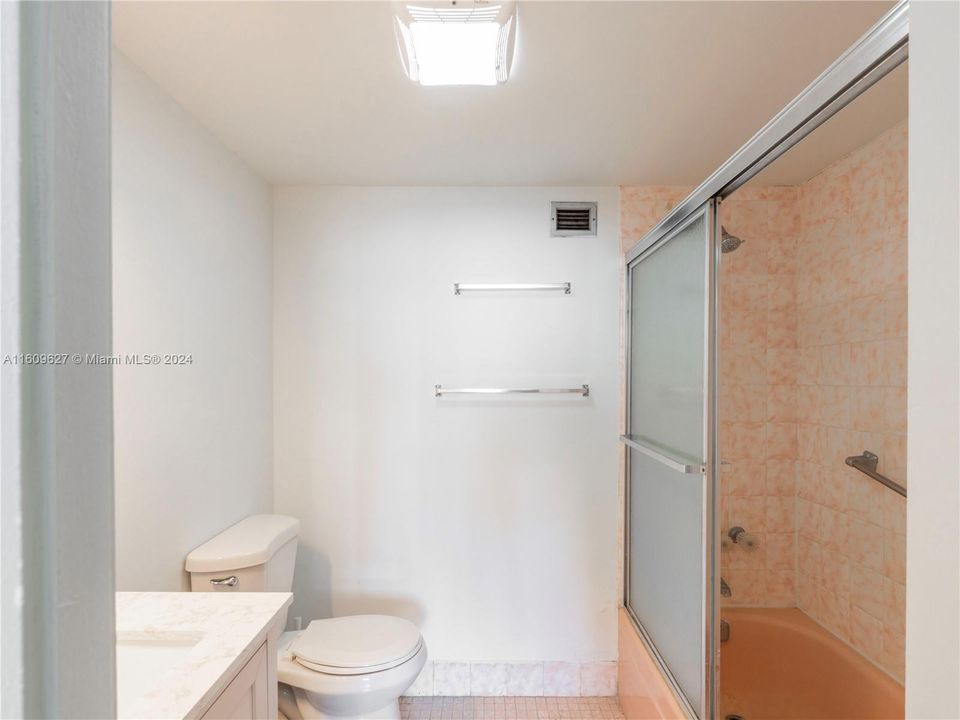 For Sale: $210,000 (1 beds, 1 baths, 855 Square Feet)