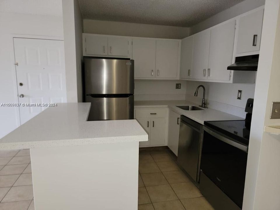 For Sale: $289,000 (2 beds, 1 baths, 848 Square Feet)