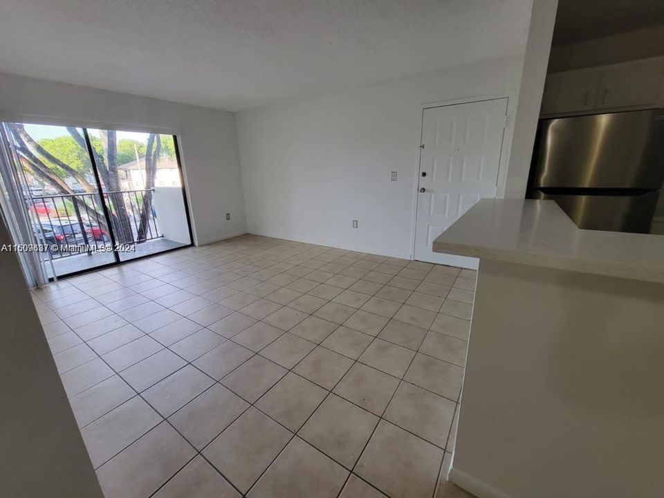 For Sale: $289,000 (2 beds, 1 baths, 848 Square Feet)