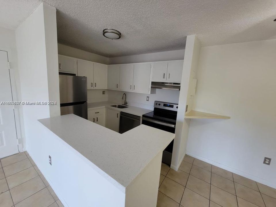 For Sale: $289,000 (2 beds, 1 baths, 848 Square Feet)