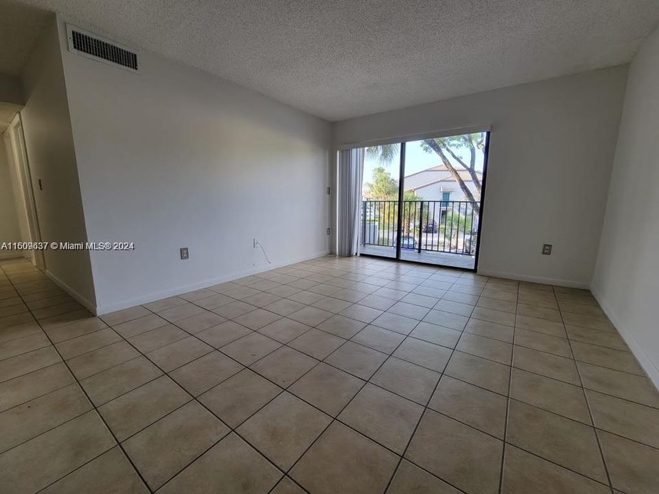 For Sale: $289,000 (2 beds, 1 baths, 848 Square Feet)