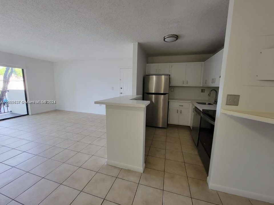 For Sale: $289,000 (2 beds, 1 baths, 848 Square Feet)