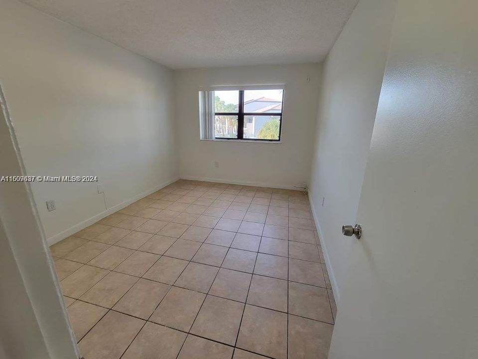 For Sale: $289,000 (2 beds, 1 baths, 848 Square Feet)