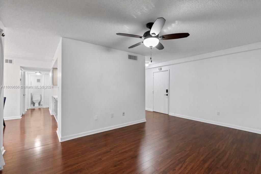 For Sale: $299,900 (2 beds, 2 baths, 911 Square Feet)