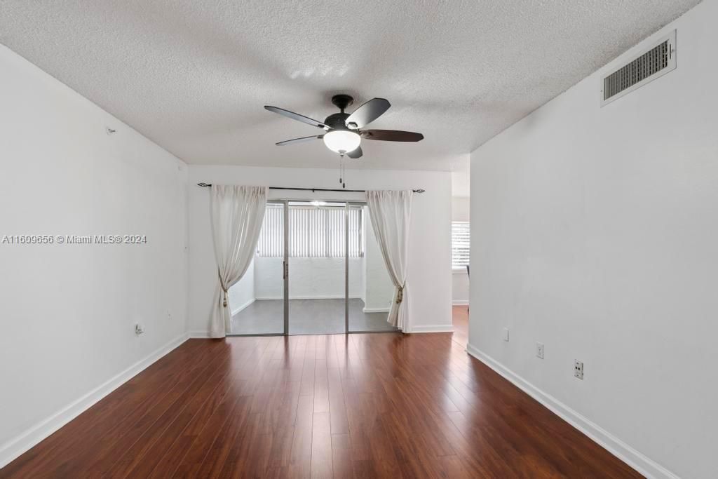 For Sale: $299,900 (2 beds, 2 baths, 911 Square Feet)