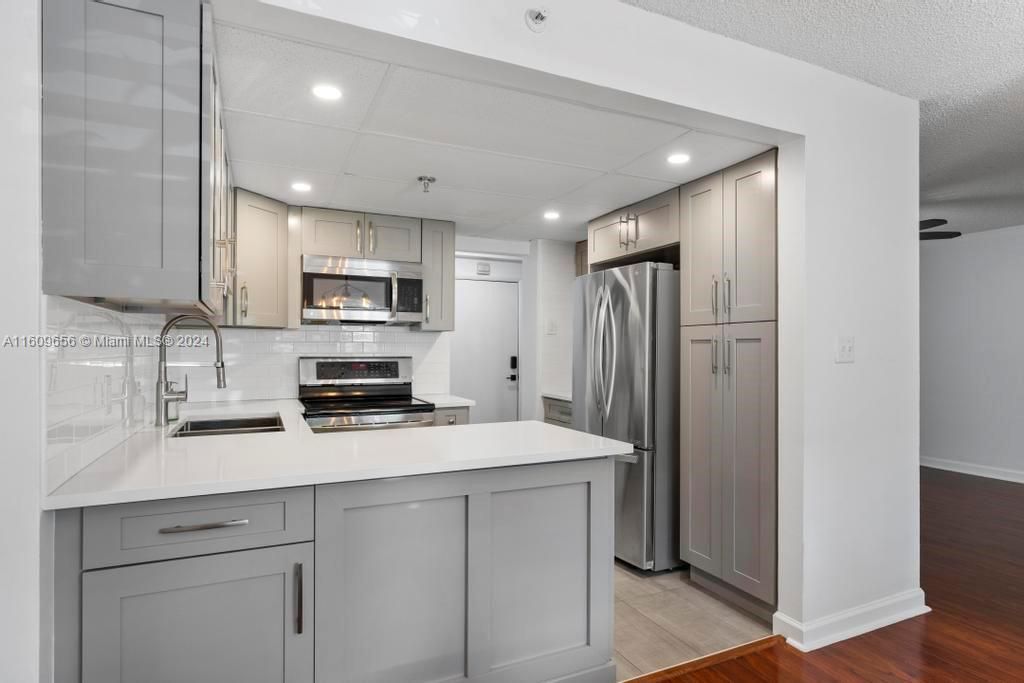 For Sale: $299,900 (2 beds, 2 baths, 911 Square Feet)