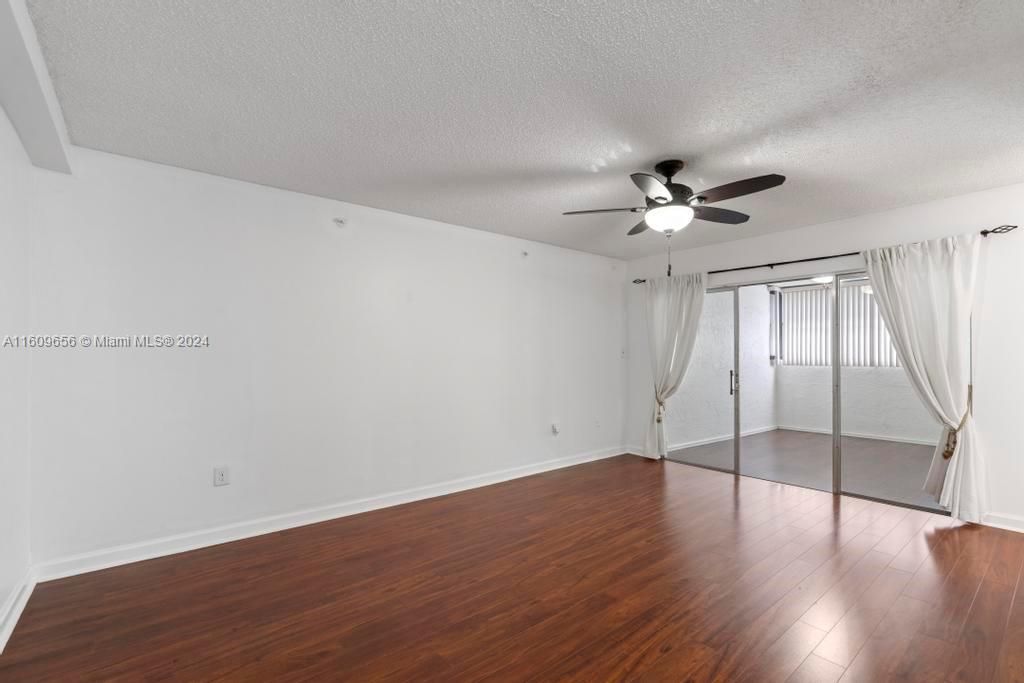 For Sale: $299,900 (2 beds, 2 baths, 911 Square Feet)