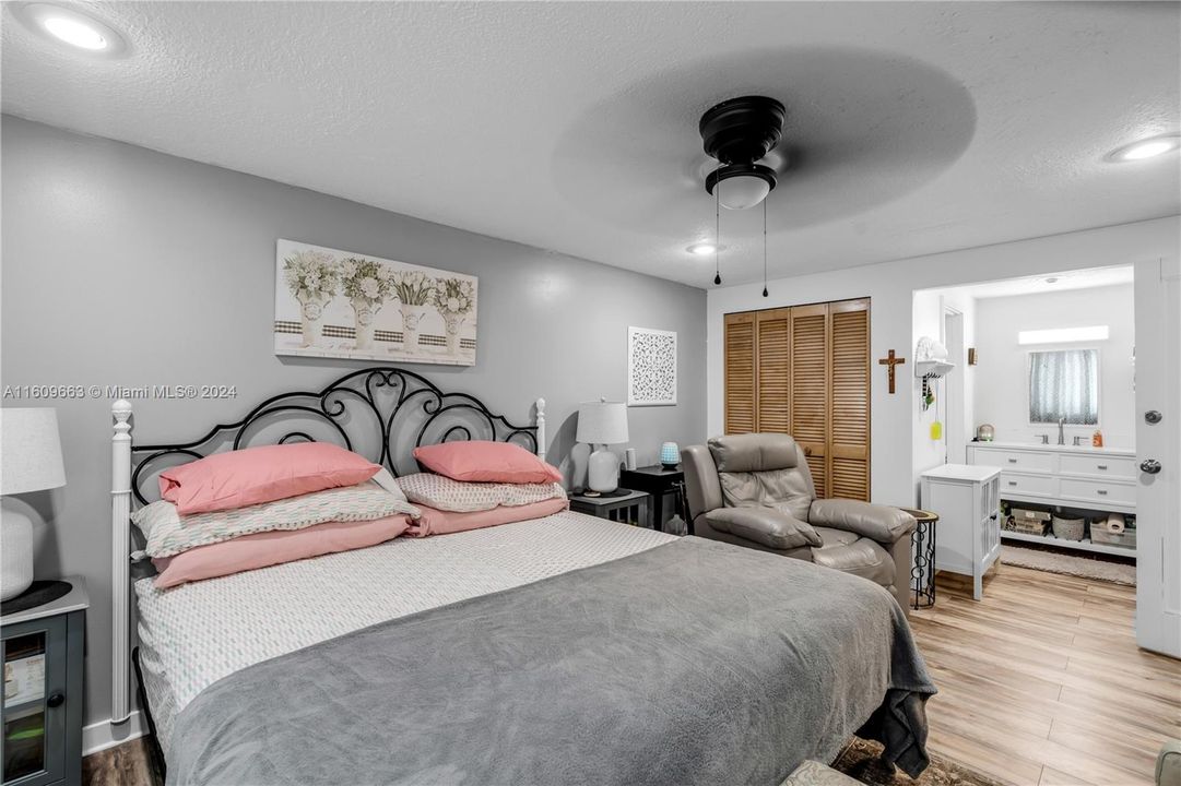 main bedroom in #1cottage