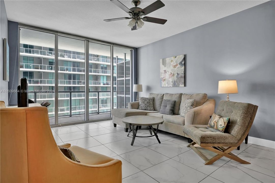 Active With Contract: $449,000 (1 beds, 1 baths, 707 Square Feet)