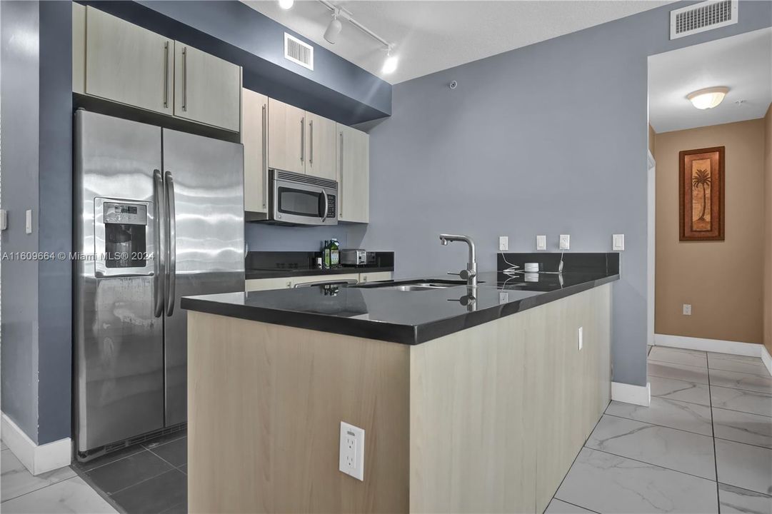 Active With Contract: $449,000 (1 beds, 1 baths, 707 Square Feet)