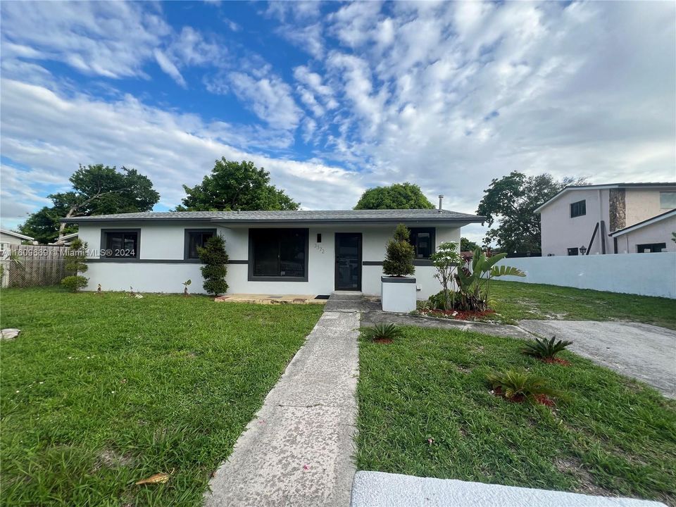 For Sale: $599,000 (3 beds, 2 baths, 1372 Square Feet)