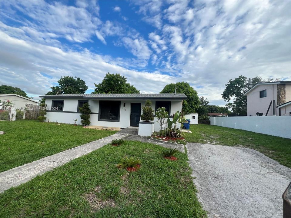 For Sale: $599,000 (3 beds, 2 baths, 1372 Square Feet)