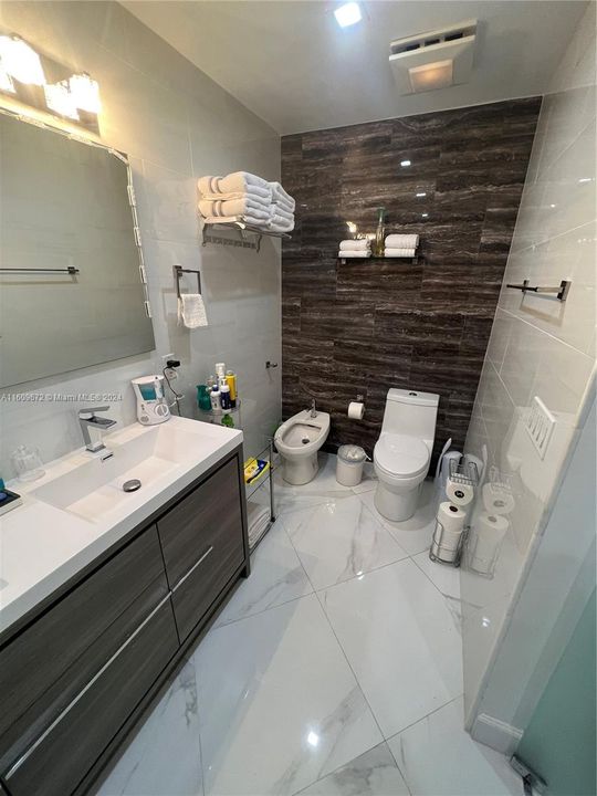 Master bath with Bidet