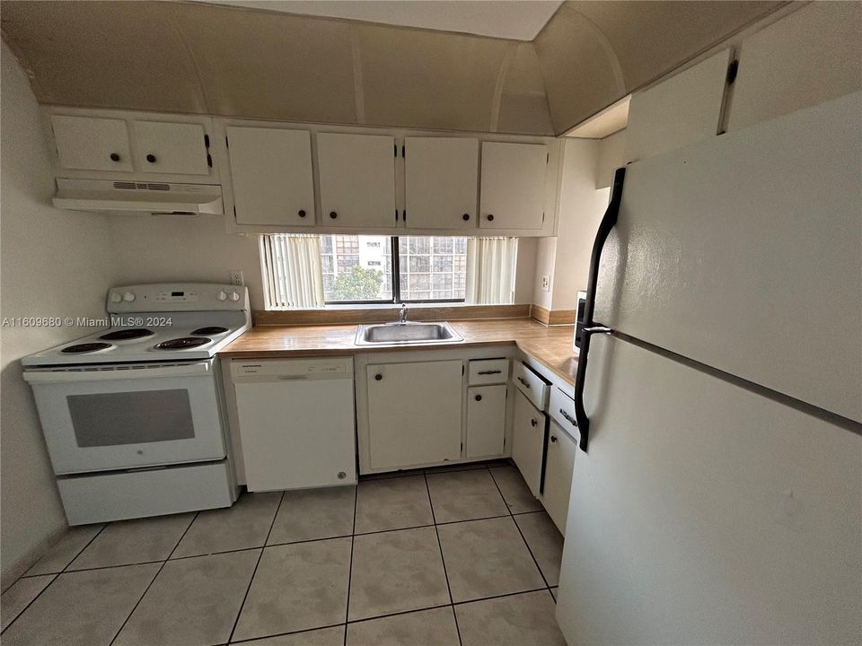 For Rent: $1,850 (1 beds, 1 baths, 767 Square Feet)