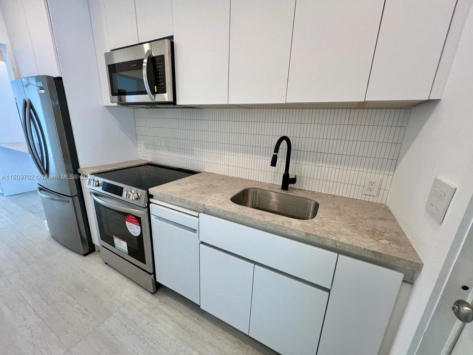 For Sale: $320,000 (1 beds, 1 baths, 601 Square Feet)