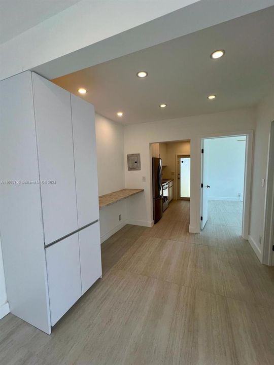 For Sale: $320,000 (1 beds, 1 baths, 601 Square Feet)