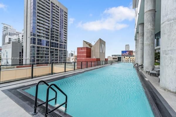 For Sale: $1,199,000 (1 beds, 1 baths, 626 Square Feet)