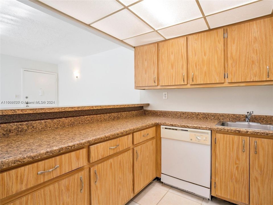 For Rent: $2,000 (2 beds, 2 baths, 858 Square Feet)