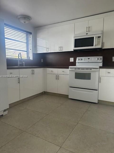 For Rent: $3,100 (3 beds, 1 baths, 1200 Square Feet)