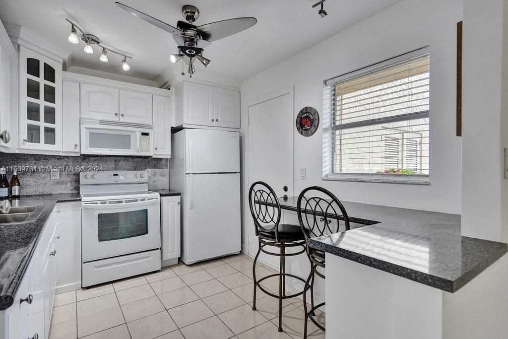 For Sale: $299,000 (2 beds, 2 baths, 1144 Square Feet)