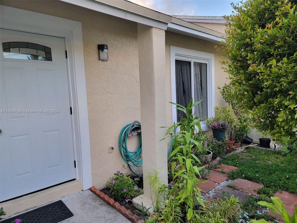 For Sale: $369,999 (2 beds, 1 baths, 910 Square Feet)