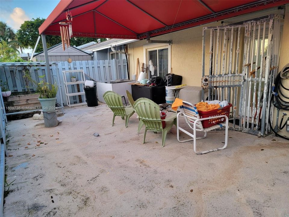 For Sale: $369,999 (2 beds, 1 baths, 910 Square Feet)