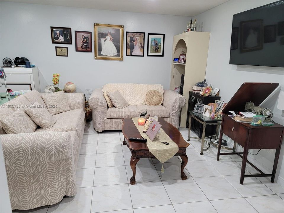 For Sale: $369,999 (2 beds, 1 baths, 910 Square Feet)