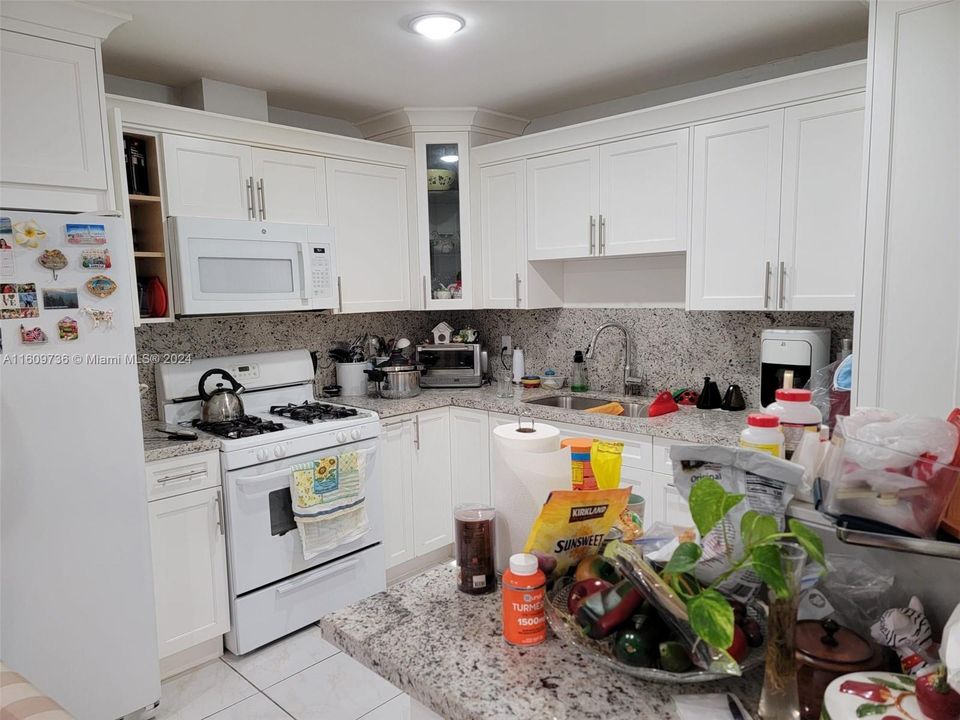 For Sale: $369,999 (2 beds, 1 baths, 910 Square Feet)