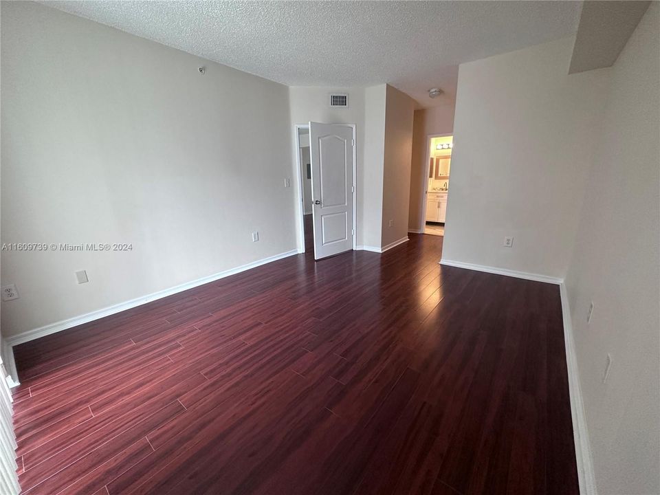 For Rent: $2,700 (2 beds, 2 baths, 922 Square Feet)