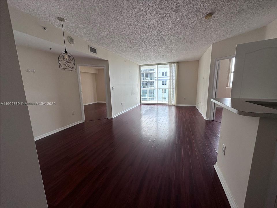 For Rent: $2,700 (2 beds, 2 baths, 922 Square Feet)