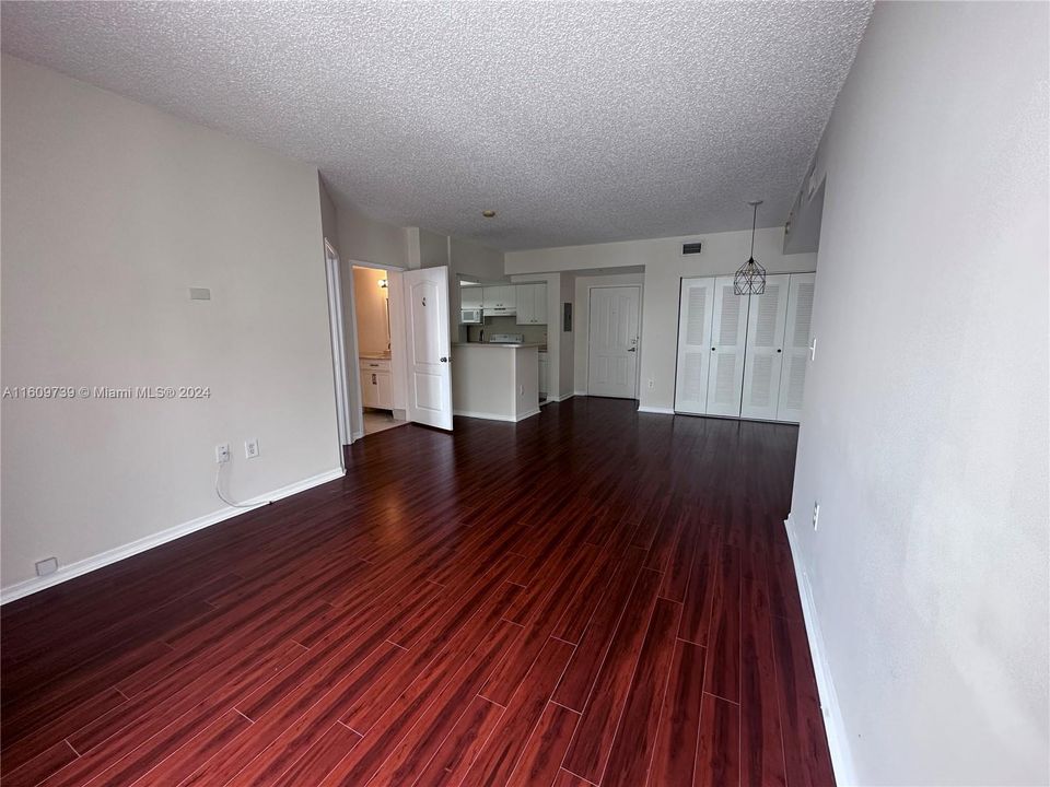 For Rent: $2,700 (2 beds, 2 baths, 922 Square Feet)