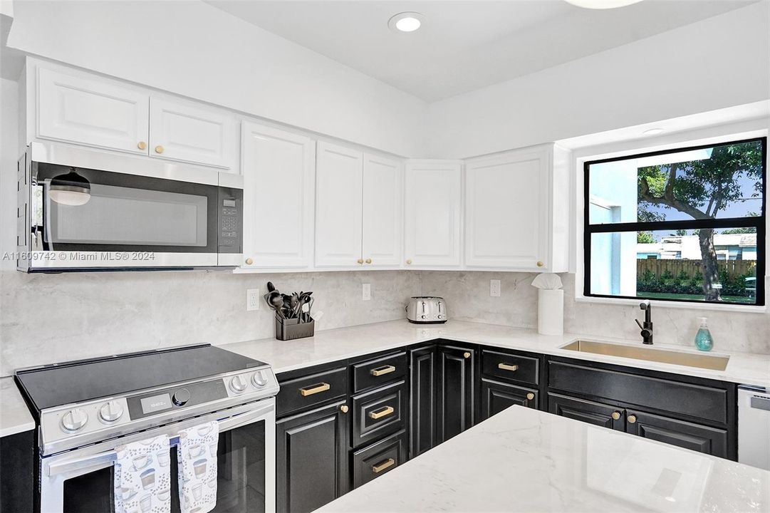 For Sale: $599,000 (3 beds, 1 baths, 1080 Square Feet)