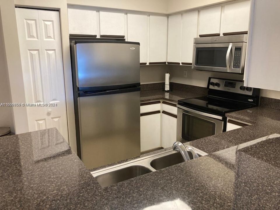 Active With Contract: $1,980 (1 beds, 1 baths, 713 Square Feet)
