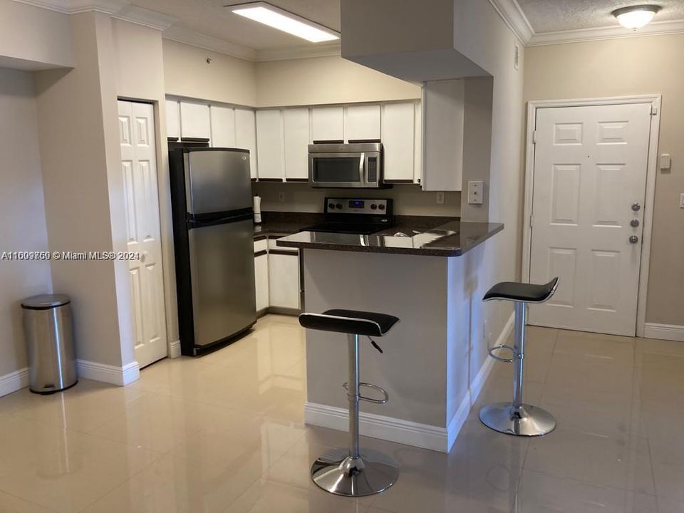 Active With Contract: $1,980 (1 beds, 1 baths, 713 Square Feet)