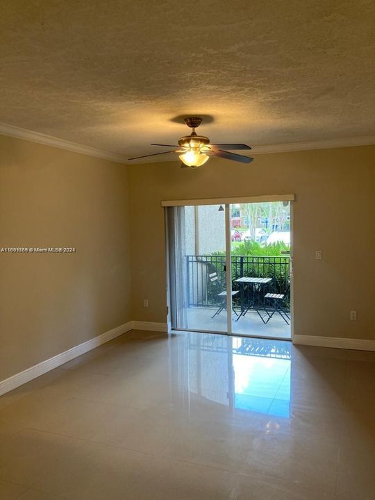 For Rent: $1,980 (1 beds, 1 baths, 713 Square Feet)