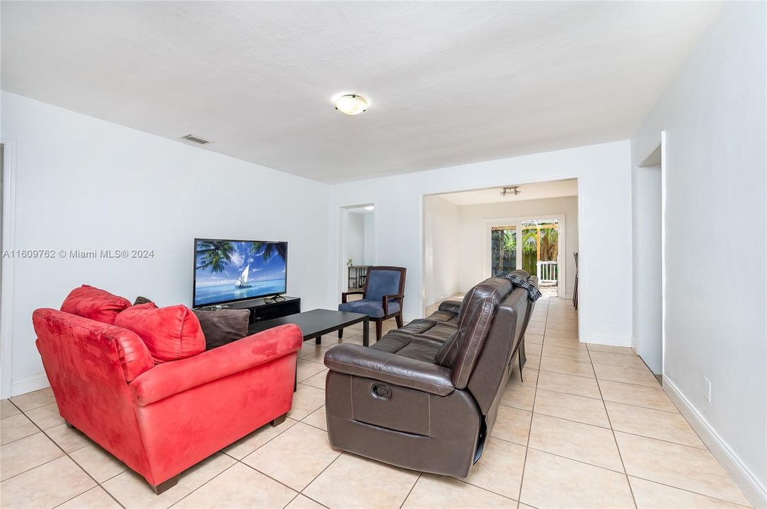 For Sale: $780,000 (4 beds, 2 baths, 1231 Square Feet)