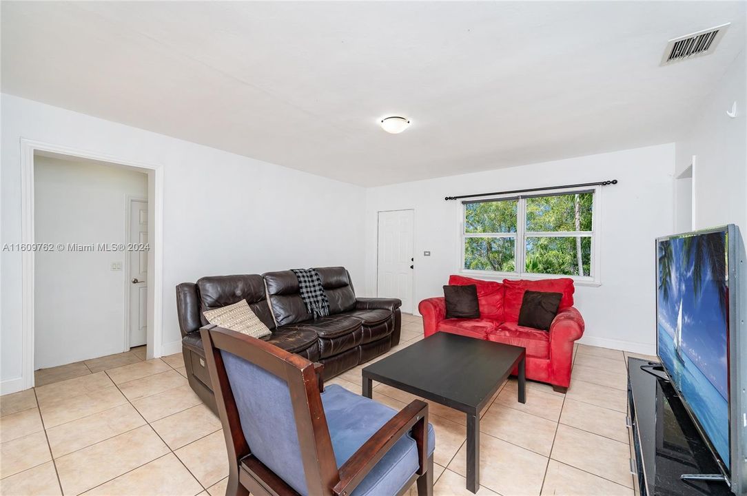 For Sale: $780,000 (4 beds, 2 baths, 1231 Square Feet)